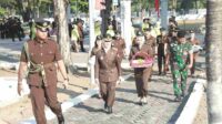 kajati jatim mia amiati saat pimpin ziarah tabur bunga di taman makam pahlawan 11zon