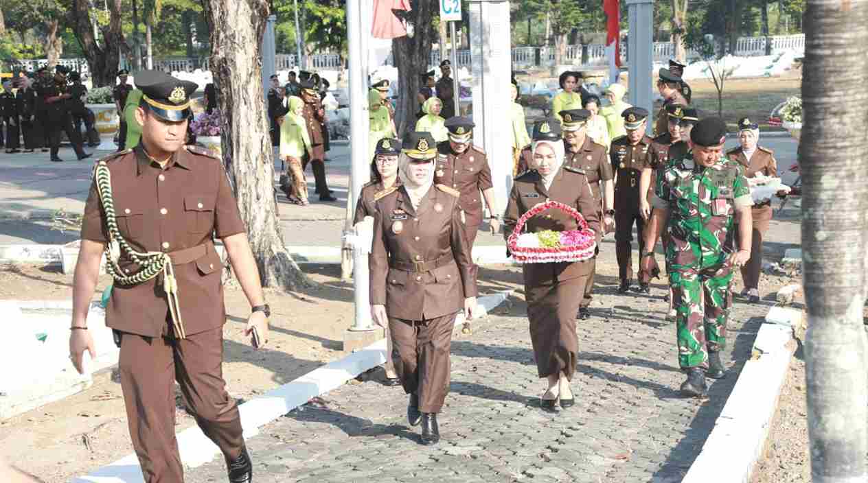 kajati jatim mia amiati saat pimpin ziarah tabur bunga di taman makam pahlawan 11zon