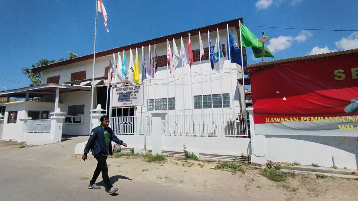 Kantor KPU Pamekasan. (SERU.co.id/udi) - KPU Pamekasan Apresiasi Keputusan MK Tentang Pemilu Secara Terbuka