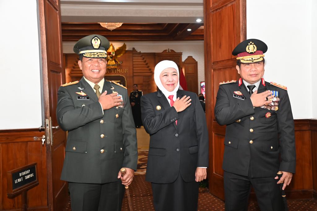 kapolda jatim berikan penghargaan tan hana dharma mangrwa untuk pangdam