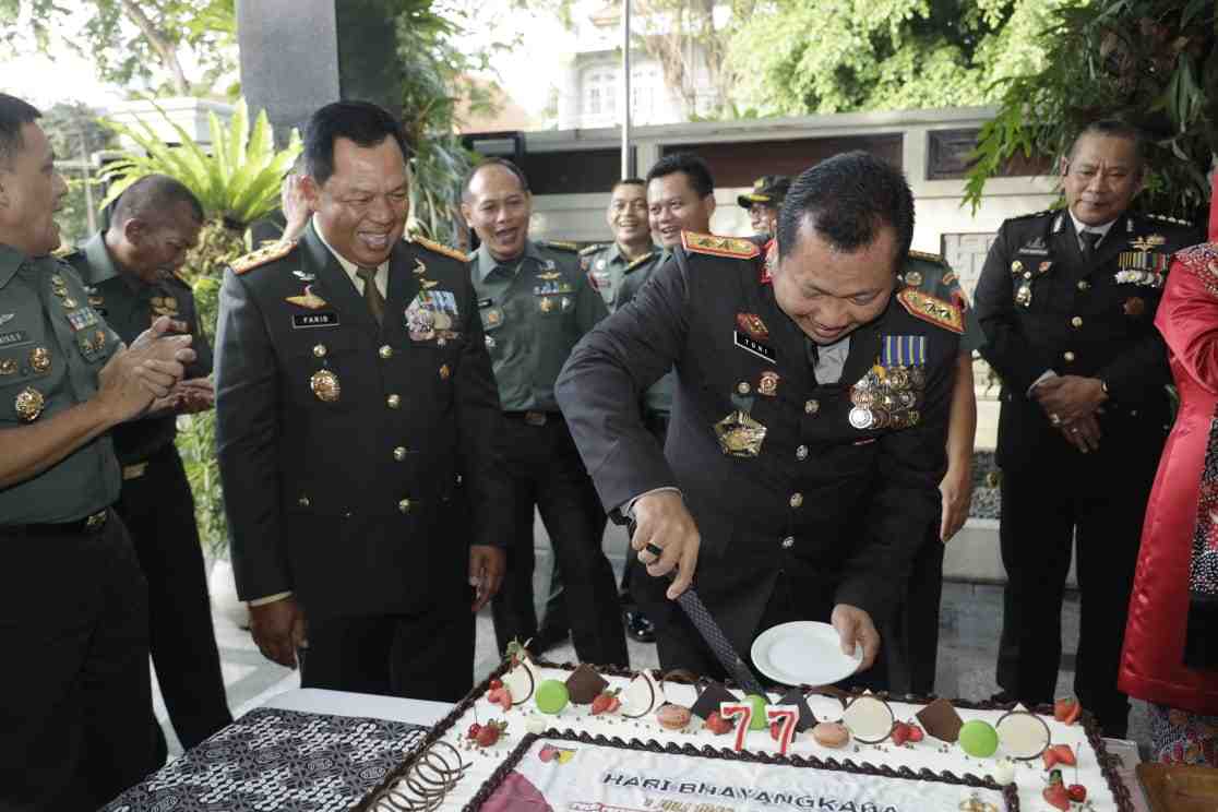kapolda jatim irjen pol toni harmanto memotong tumpeng kejutan dari pangdam brawijaya 11zon (1)