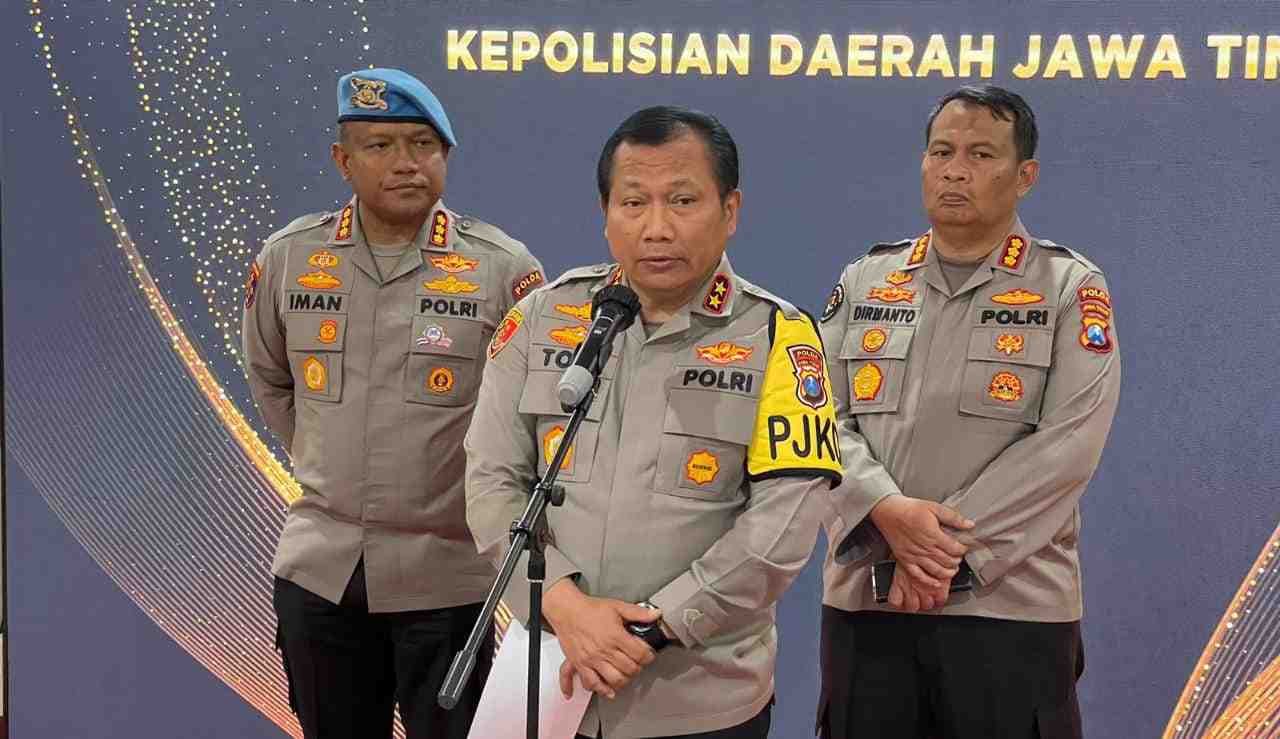 kapolda jawa timur irjen pol dr toni harmanto, didampingi kabid humas polda jatim dan bid propam polda jatim 11zon