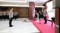 kapolda jatim saat pimpin serah terima jabatan di selasar gedung patuh mapolda jatim