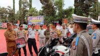 Kapolres dan pejabat Pemkot Batu memeriksa kesiapan armada pendukung Operasi Patuh Semeru 2023. (ist) - Kapolres Batu Pimpin Apel Gelar Pasukan Operasi Patuh Semeru