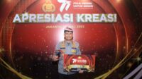 kapolresta malang kota, kombes pol budi hermanto, saat memegang piala kemenangan lomba layanan call center 110 11zon