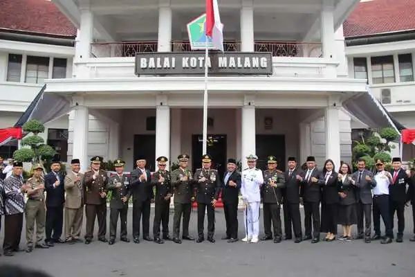 Kapolresta Malang Kota diapit jajaran Forkopimda plus Kota Malang. (ist) - Dandim 0833/Kota Malang Hadiri Upacara HUT ke-77 Bhayangkara
