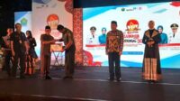 Kasdim 0833 menerima cinderamata dari Wali Kota Malang. (ist) - Peringati Hari Keluarga Nasional ke-30 Tahun 2023, Kodim 0833 Sampaikan Ini