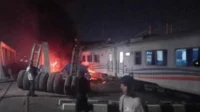 Kecelakaan truk trailer vs kereta di Semarang. (ist) - Sopir Truk Trailer yang Tabrak Kereta Akhirnya Ditangkap!