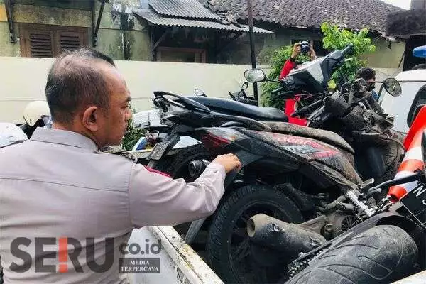 Kendaraan yang tertabrak mobil Expander diangkut mobil patroli. (wul) - Hindari Tabrakan, Expander Gasak Tiga Orang dan Deretan Motor Parkir di Teras BRI Bululawang