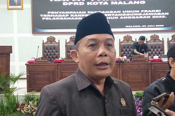 Ketua DPRD Kota Malang, I Made Riandiana Kartika saat diwawancara media. (SERU.co.id/jup) - DPRD Sarankan PAD Realistis, Sutiaji: Potensinya Tinggi, Tapi Kenyataan di Lapangan?