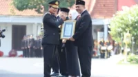 Ketua DPRD Kota Malang menerima penghargaan Tanhana Dharma Mangrva dari Kapolda Jatim. (ist) - Satu-satunya DPRD Tingkat II, Made Terima Tanhana Dharma Mangrva Polda Jatim