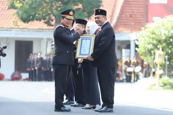 Ketua DPRD Kota Malang menerima penghargaan Tanhana Dharma Mangrva dari Kapolda Jatim. (ist) - Satu-satunya DPRD Tingkat II, Made Terima Tanhana Dharma Mangrva Polda Jatim