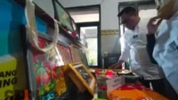 Ketua Kelompok Inklusi Disabilitas saat menunjukkan karya warga difabel kepada Wawali Kota Malang. (Seru.co.id/dik) - Wawali Malang Puji Hasil Kerajinan Tangan Warga Disabilitas Kelurahan Polehan