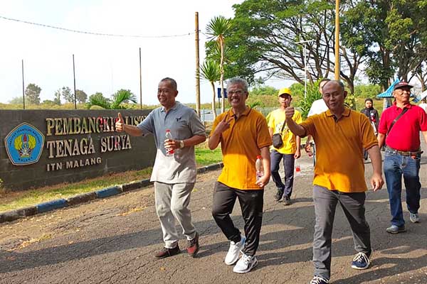Ketua P2PUTN, Ir Kartiko Ardi Widodo MT, turut jalan sehat. (rhd) - Ribuan Peserta Fun Walk 2023 Semarakkan HUT ke-72 P2PUTN