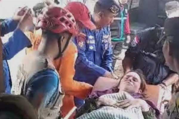 Kondisi Ana Brieva Ramirez saat dievakuasi. (ist) - Berkat Papan Mengapung, Mahasiswi UB Asal Spanyol Selamat