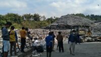 kondisi sampah yang menggunung, menyebarkan bau tak sedap ke pemukiman warga desa tlekung