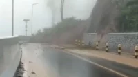 Kondisi jalan Malang-Lumajang yang tertimbun material longsor. (ist) - Longsor Lumajang, Satu Keluarga Tewas, Piket Nol Ditutup Total