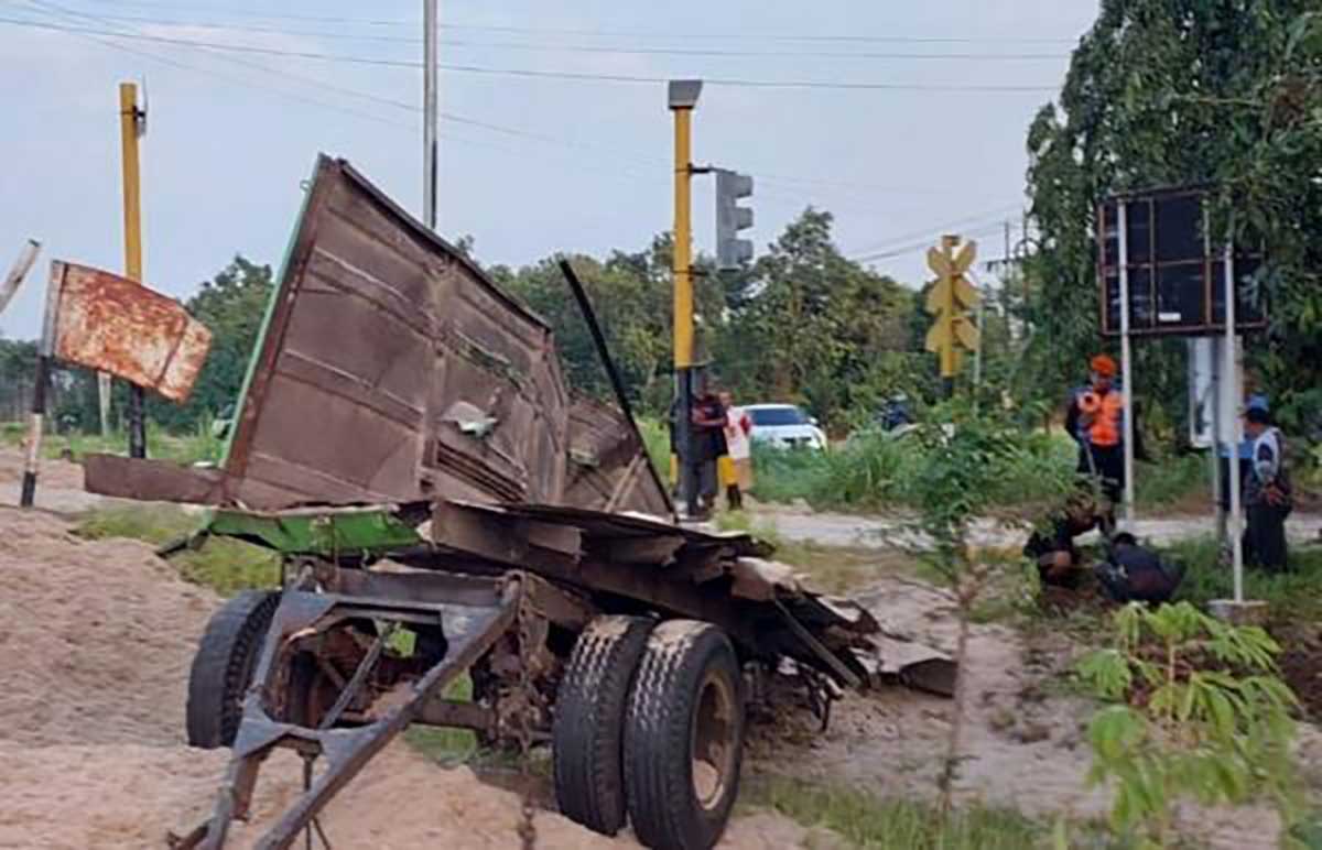 Kondisi truk tebu yang dihantam KA Gajayana. (ist) - KA Gajayana Tabrak Truk Tebu, Jadwal Kereta Molor