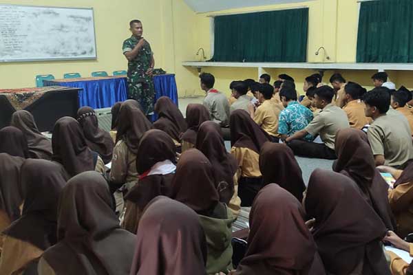 Koramil Kedungkandang bekali wasbang dan kedisplinan Ponpes Darrul Ulum Agung. (ist) - Koramil Kedungkandang Bekali Wasbang dan Kedisplinan Ponpes Darrul Ulum Agung