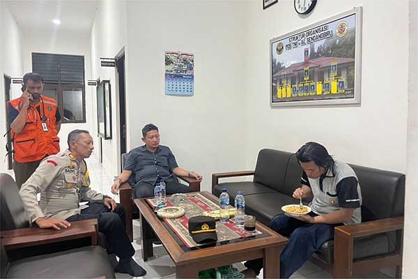 Korban Ruspandi yang berhasil diselamatkan. (ist) - Satu Wisatawan Terseret Ombak Pantai Panjang Ditemukan