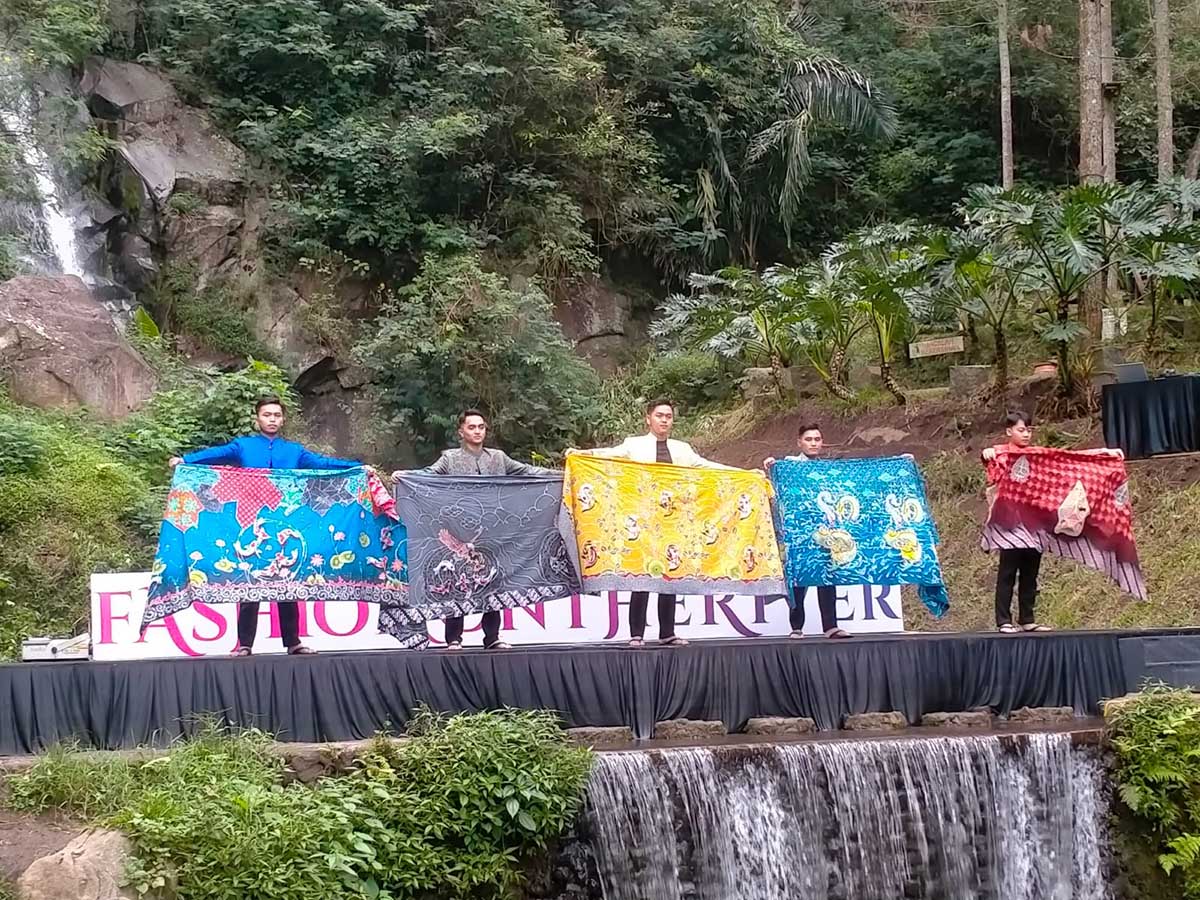 Kreasi Batik dengan berbagai corak, ditampilkan oleh model dari Kang Mas Duta Wisata Batu. (dik) - Fashion On The River, Disparta Batu Usung 62 Karya 11 Desainer Lokal