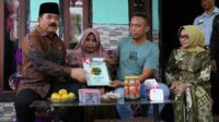 Menteri ATR/BPN, Hadi Tjahjanto menyerahkan sertifikat hasil program Pendaftaran Tanah Sistematis Lengkap (PTSL) kepada 11 warga Desa Dukuhklopo, Kecamatan Peterongan. (SERU.co.id/ful) - Menteri ATR/BPN Serahkan Sertifikat PTSL ke Warga Peterongan Secara Door to Door