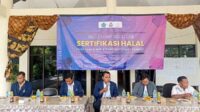 Mahasiswa IAIN Madura yang sedang melakukan KPM menggelar FGD, Minggu (30/7/2023). (Seru.co.id/luq) - Tingkatkan Sertifikasi Halal pada UMKM Kelurahan Lawangan Daya, Mahasiswa IAIN Madura Gelar FGD