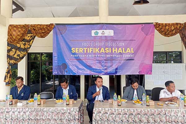 Mahasiswa IAIN Madura yang sedang melakukan KPM menggelar FGD, Minggu (30/7/2023). (Seru.co.id/luq) - Tingkatkan Sertifikasi Halal pada UMKM Kelurahan Lawangan Daya, Mahasiswa IAIN Madura Gelar FGD