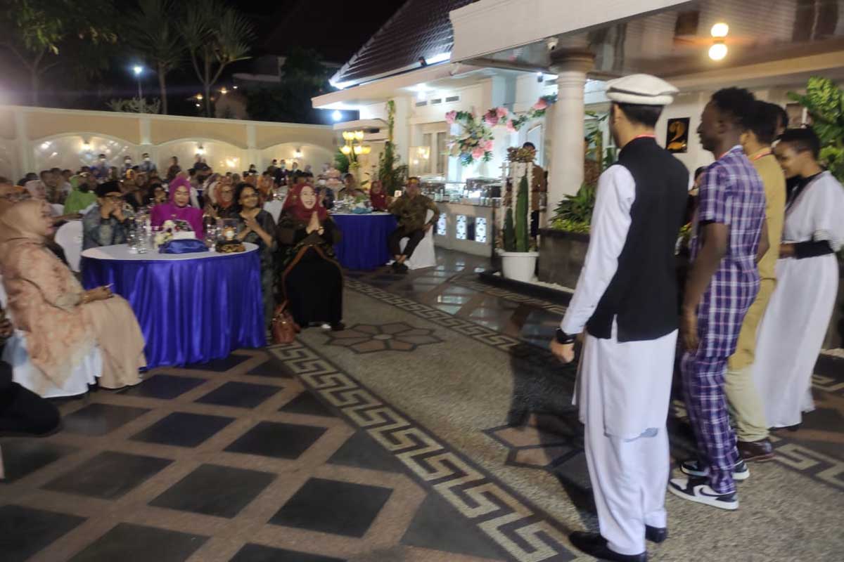 Mahasiswa asing menyapa dan menyampaikan terima kasih melalui fashion show. (rhd) - Wali Kota Jamu Ratusan Tamu 14 Negara Peserta KRA X 2023