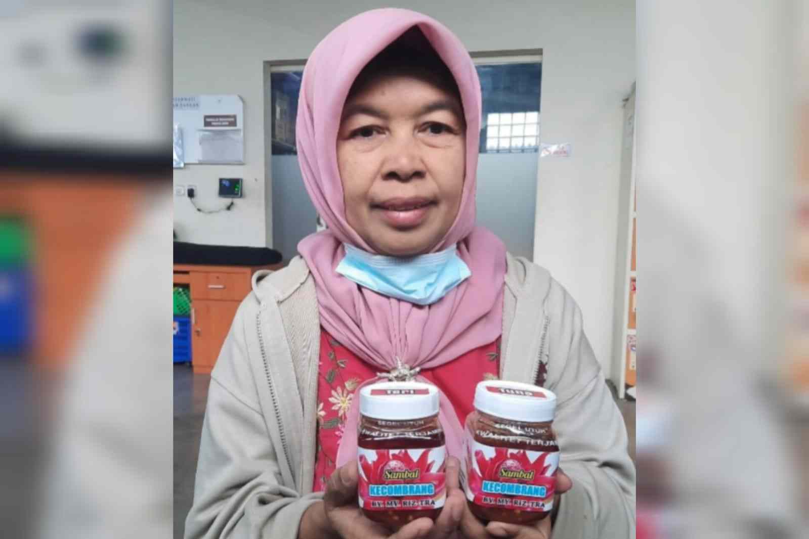 maisaroh dan produk sambal kecombrang buatannya yang mulai masuk pasar pusat oleh oleh. (seru.co.iddik) 11zon