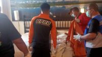 mayat korban saat dievakuasi petugas