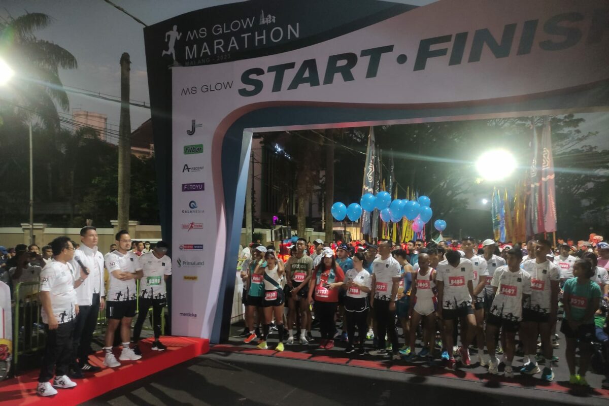Sutiaji, Budi Hermanto dan Gilang W Pramana, memberangkatkan peserta MS Glow Malang Marathon 2023. (rhd)