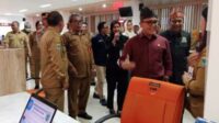 MenPan-RB saat berkunjung ke Mal Pelayanan Publik Among Warga Kota Batu. (ist) - Kunjungi Kota Batu, MenPan-RB Puji MPP Among Warga