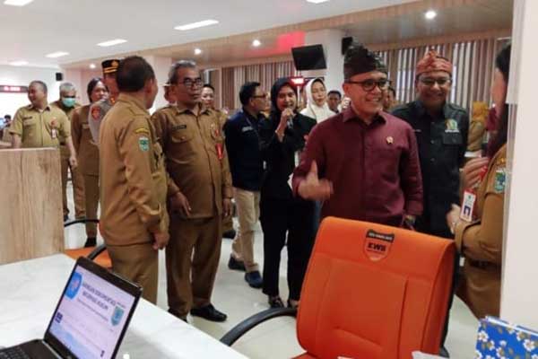 MenPan-RB saat berkunjung ke Mal Pelayanan Publik Among Warga Kota Batu. (ist) - Kunjungi Kota Batu, MenPan-RB Puji MPP Among Warga