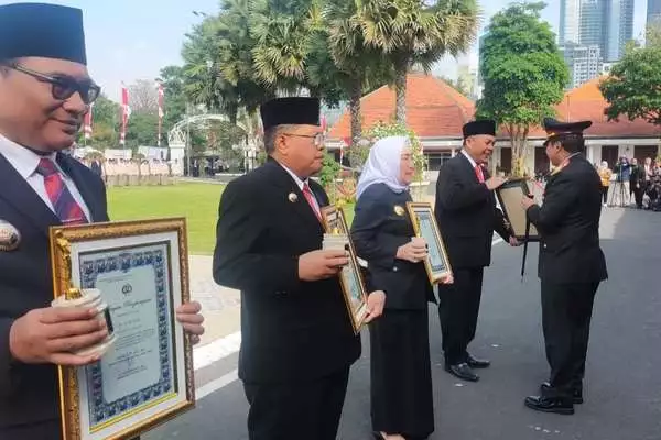 Menerima penghargaan dari Kapolda Jatim bersama Pemda lainnya. (Ist) - Satu-satunya DPRD Tingkat II, Made Terima Tanhana Dharma Mangrva Polda Jatim