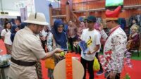 pj. wali kota batu, aries agung paewai aap berinteraksi dengan pengunjung yang datang ke stand milik kota batu