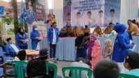 Panitia memberikan permainan untuk mengajak anak yatim-piatu bergembira. (rhd) - Peringati Asyura dan HUT ke-25, PAN Kota Malang Santuni 100 Anak Yatim Piatu