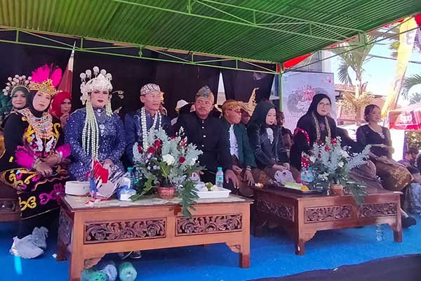 Para Pamong Desa Oro-oro Ombo menanti kedatangan kontingen Karnaval. (SERU.co.id/dik) - Karnaval Bersih Desa Ramaikan Hari Jadi ke-110 Desa Oro-oro Ombo