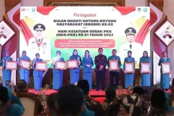 Para penerima Penghargaan Pemenang Lomba Program Pokok PKK Provinsi Jawa Timur 2023. (ist) - Desa Oro-oro Ombo Terbaik Jatim Jalankan 10 Program Pokok PKK