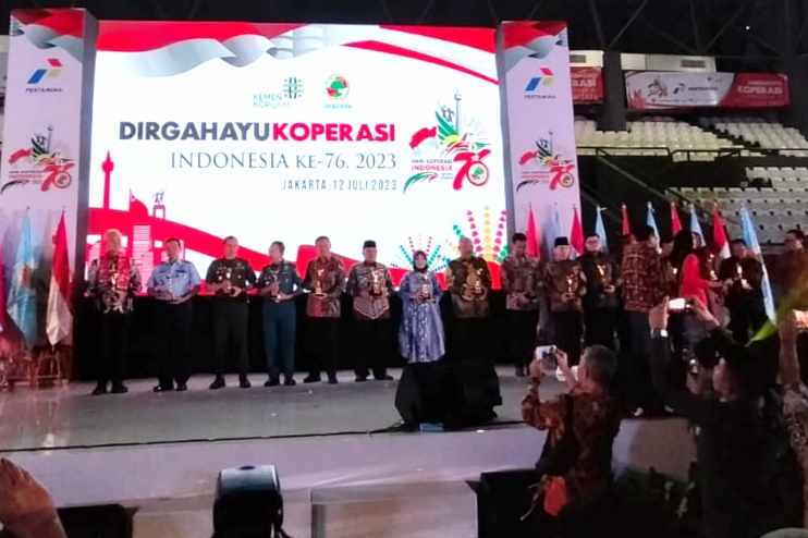 para penerima penghargaan dari dewan koperasi indonesia (dekopin) 11zon