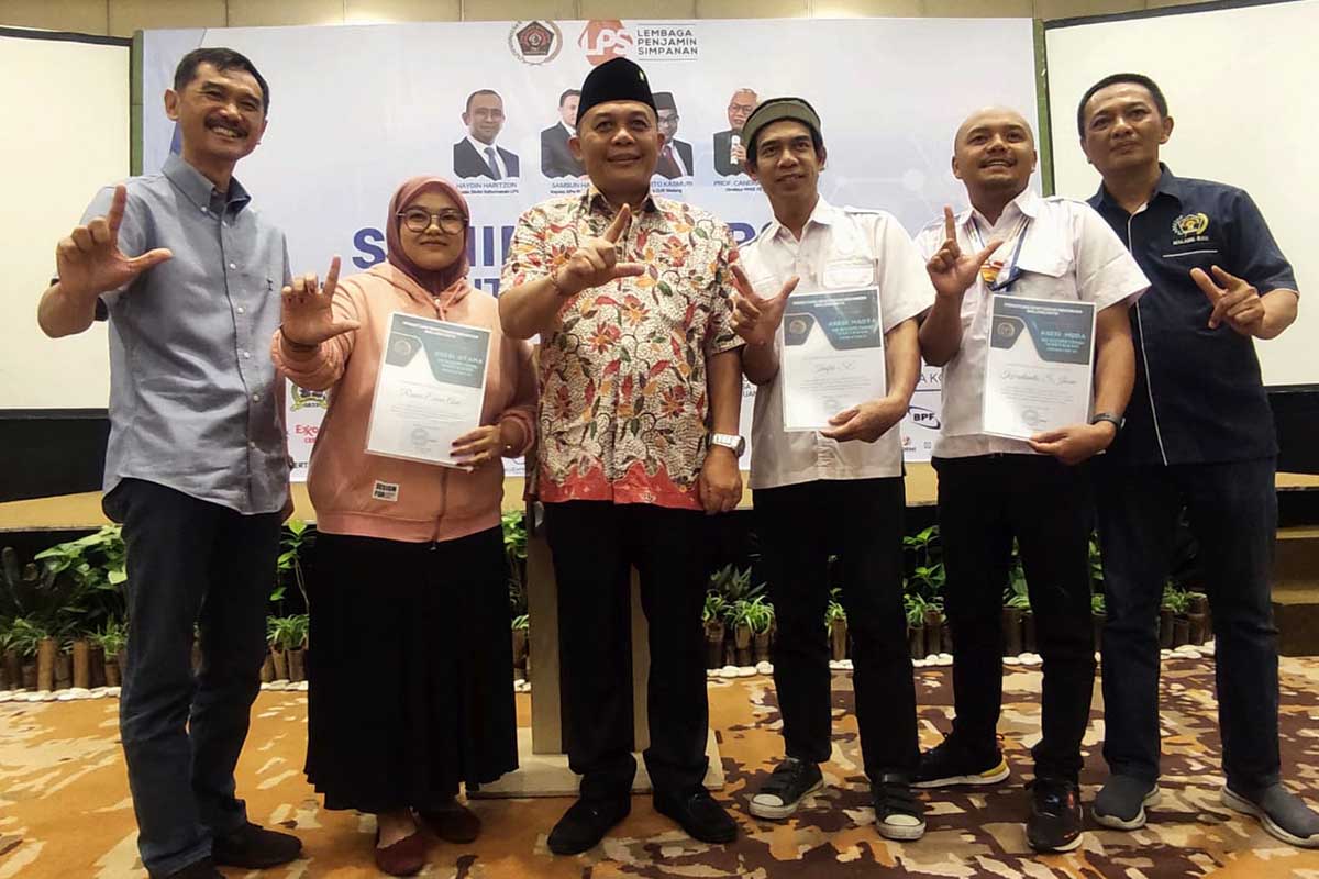 Para peserta UKW tiap jenjang bersama Ketua DPRD Kota Malang, Diskominfo Kota Malang, dan Ketua PWI Malang Raya. (rhd) - Melalui UKW ke-51, PWI Malang Raya Sukses Cetak 32 Wartawan Berkompeten Nasional
