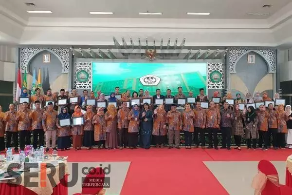 Para peserta, keynote spraker dan panitia Konferensi Internasional KRA X 2023. (rhd) - Konferensi Internasional KRA X 2023 Libatkan 43 PT Nasional dan 5 Universitas Luar Negeri