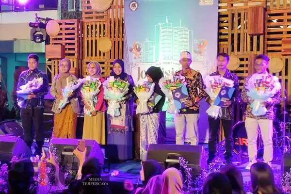 Para peserta yudisium terbaik tingkat prodi pada FPIEK dan FPISH. (rhd) - Dikemas Tempoe Doeloe, Joedisioem IKIP Budi Utomo Bikin Heppiee 926 Calon Wisudawan