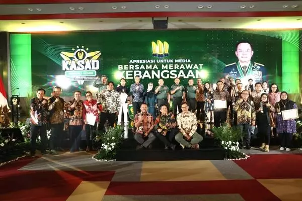 Para pimpinan media yang mendapatkan KASAD Award. (ist) - KASAD Award, Apresiasi TNI AD pada Peran Media