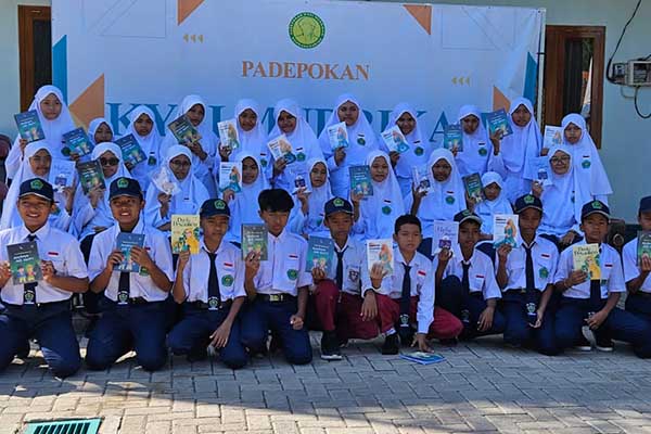 Para santri Islamic Boarding School (IBS) Padepokan Kyai Mudrikah Kembang Kuning (PKMKK), Pamekasan. (Seru.co.id/luq) - Launching Buku, Sambut Hari Jadi ke-2 IBS PKMKK