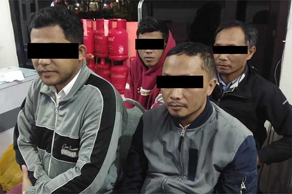 Para tersangka pemalsuan dokumen. (ist) - Empat Pelaku Pemalsu Dokumen Diamankan Polres Malang