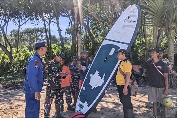 Para tim pencari dan sebuah paddle board diduga milik korban WNA. (ist) - SAR Temukan Paddle Board Diduga Milik Ana dan Jana