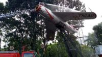 Pembersihan monumen pesawat MIG-17 "Fresco" di Kota Batu oleh Personel Skatek 022 Lanud Abd Saleh. (ist) - Skatek 022 Lanud Abd Saleh Malang Bersihkan Monumen MIG-17 di Batu