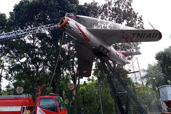 Pembersihan monumen pesawat MIG-17 "Fresco" di Kota Batu oleh Personel Skatek 022 Lanud Abd Saleh. (ist) - Skatek 022 Lanud Abd Saleh Malang Bersihkan Monumen MIG-17 di Batu