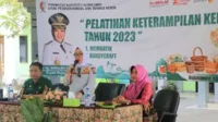 Pembukaan pelatihan keterampilan kerja kejuruan membatik dan handycraft di Kecamatan Kepohbaru. - Disperinaker Bojonegoro Beri Pelatihan Handicraft dan Membatik untuk Buruh Tani